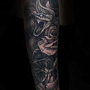 realistic-snake-rose-tattoo-nick-mcknight-knoxville.jpg